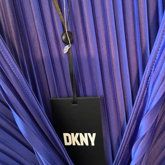 DKNY size 8 - Picture 9 of 10